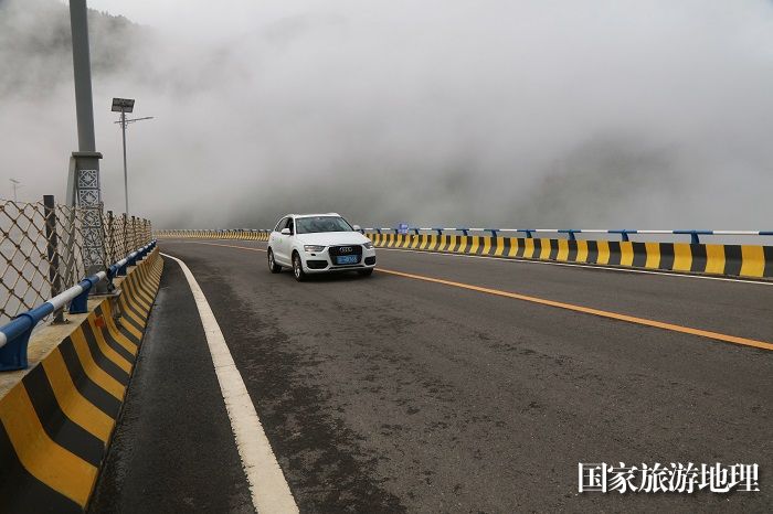 图10：巫山云雨康养美丽景观路云端桥。2023年8月8日，摄于重庆巫山云雨康养景观路。唐金生摄