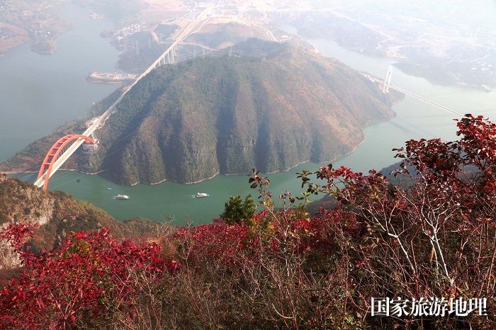 图7：两艘游船醉在“天下绝景”小三峡郑渝高铁巫山站半岛。2023年11月23日，摄于重庆巫山小三峡。唐金生