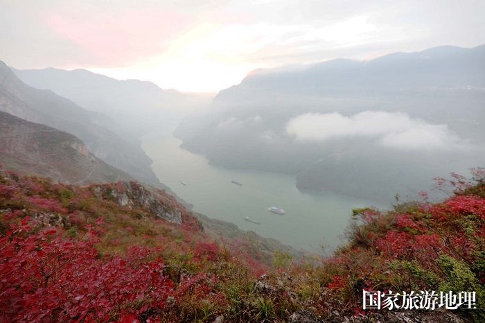 图9：客货争流壮丽三峡黄金水道。2023年11月26日，摄于渝东门户巫山长江段。唐金生