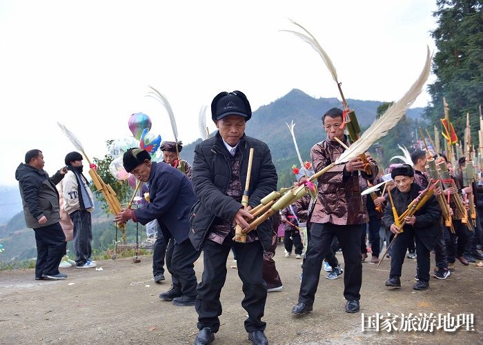 2023年12月17日，在贵州省黔东南苗族侗族自治州从江县丙妹镇尧等苗寨芦笙手在吹奏芦笙欢度芦笙节。 (4)