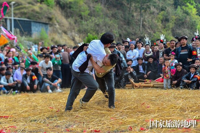 2024年，人们在贵州省黔东南苗族侗族自治州黎平县双江镇坑洞村参加摔跤节活动，欢庆传统节日。 (20)