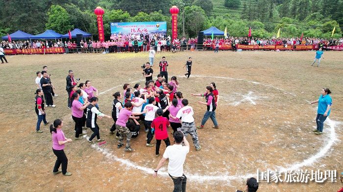 图10：4月11日，在广西柳州市融安县板榄镇，女队员在抢花炮。（无人机照片，谭凯兴 摄）