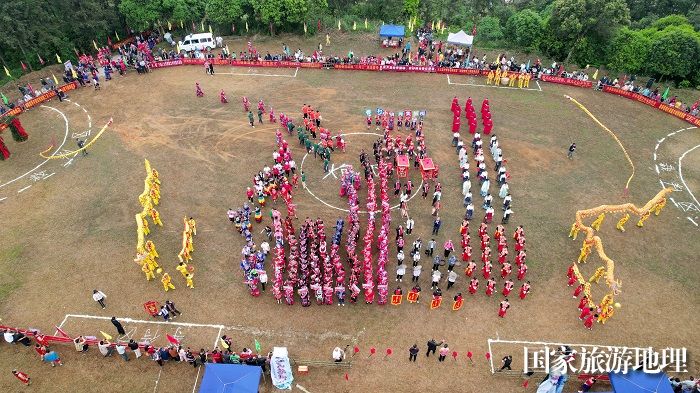 图12：4月11日，在广西柳州市融安县板榄镇，人们在抢花炮比赛前进行民俗展演。（无人机照片，谭凯兴 摄）